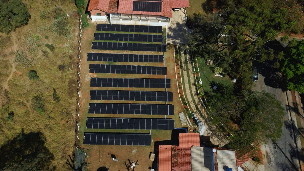 Vista aérea de usina fotovoltaica em solo — Alvor Energia