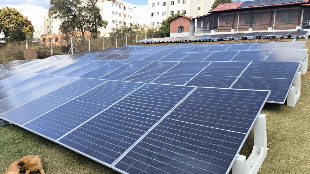 Painéis solares instalados em solo — Alvor Energia